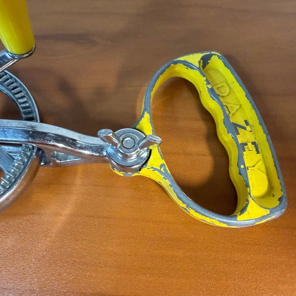 Vintage Dazey Model 810 Hand Crank Egg Beater Yellow Handle St Louis MO Stainles